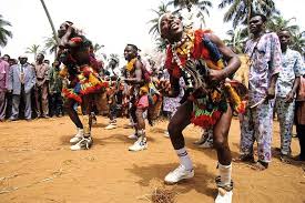 Danse traditionnelle dans un cadre rituel ou festif