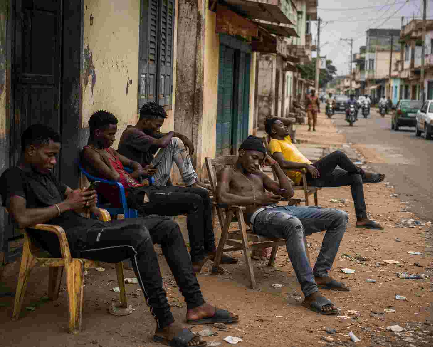 Jeunes amorphes dans une rue de Cotonou