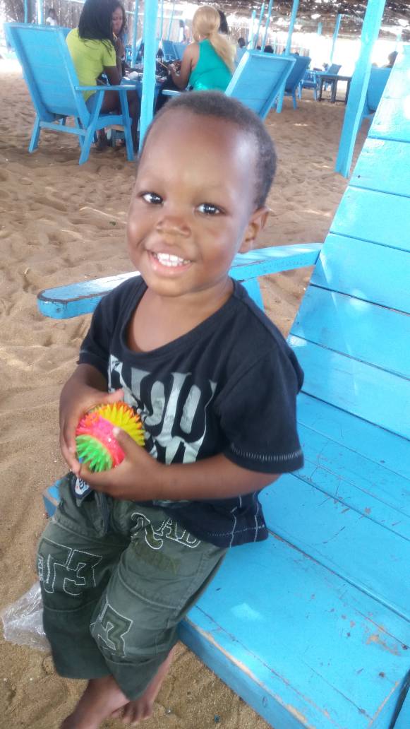 Jeune enfant dansant