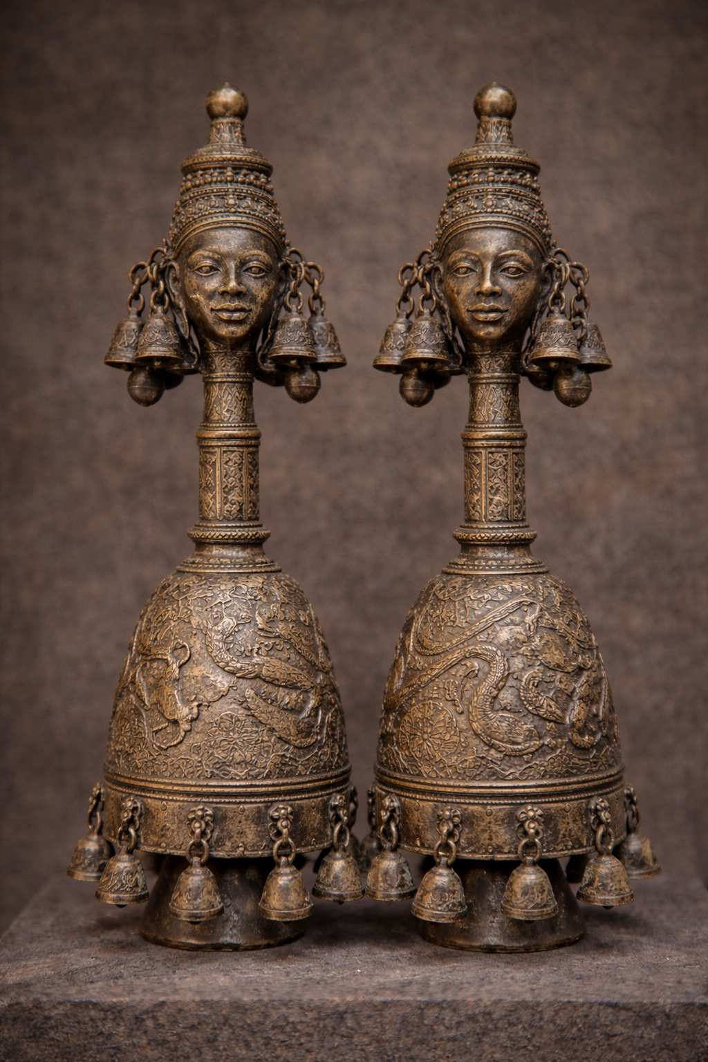 Coupe rituelle en laiton repoussé