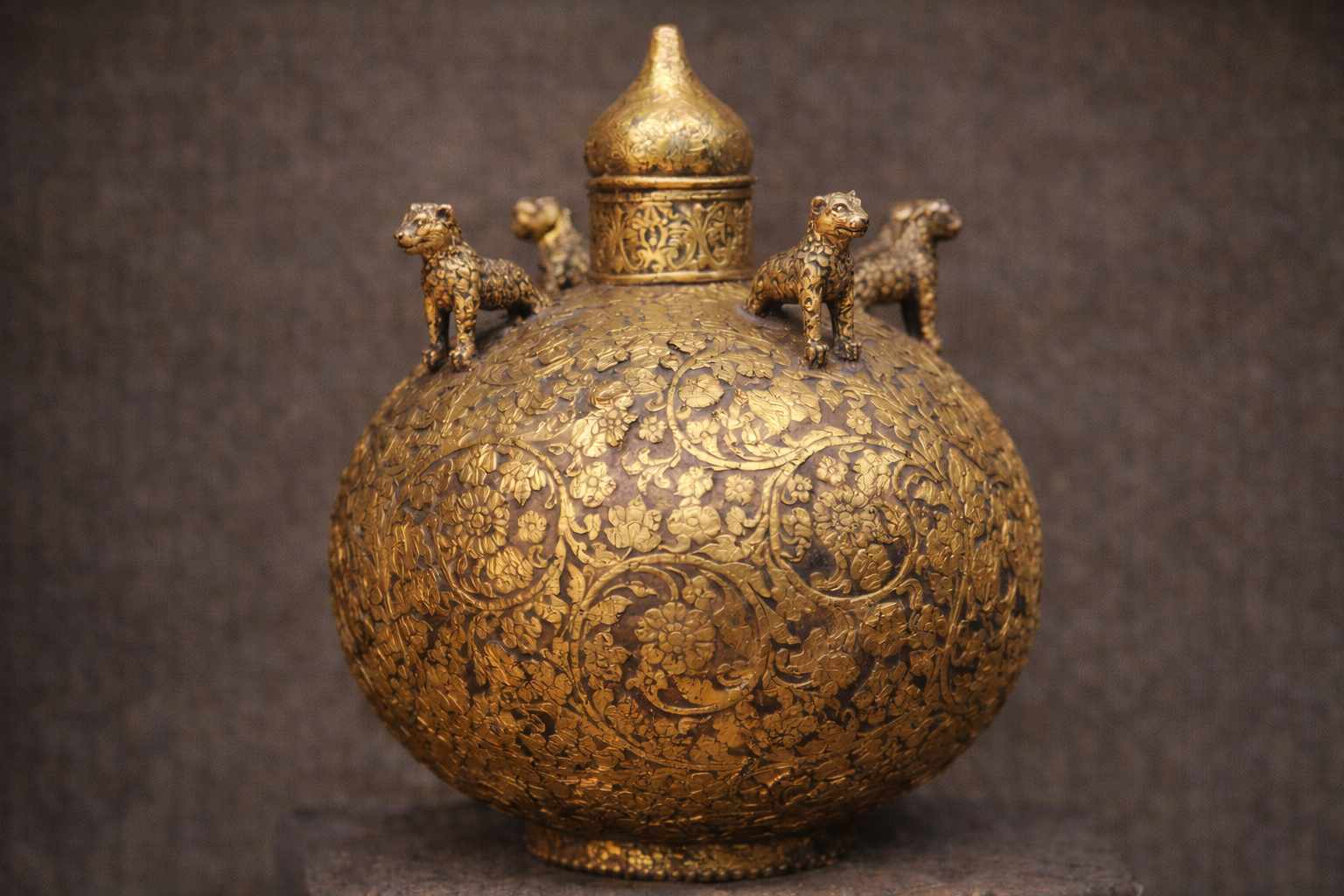 Vase rituel en calebasse dorée
