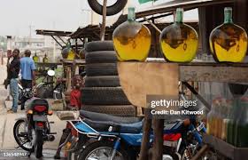 Bouteilles de kpayo exposées au bord d’une route au Bénin