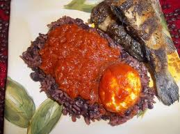 Haricots avec poisson frit
