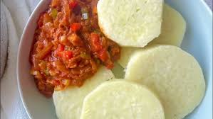 Igname bouillie avec sauce tomate
