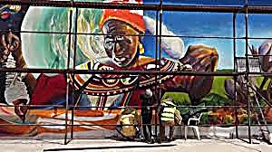 Art urbain dans une rue animée de Cotonou
