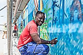 Graffeurs ouest-africains réunis autour d'un mur