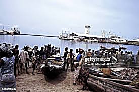Aéro (France) — Portraits de pêcheurs béninois sur le mur du port de pêche de Cotonou