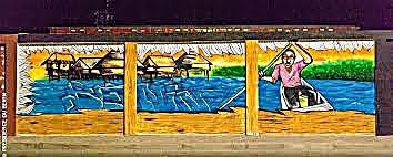 Laurenson Djihouessi devant une fresque