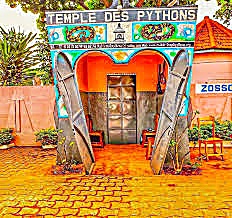 Maison-temple décorée à Ouidah