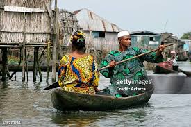 Paysage lacustre du lac Nokoué et habitat tofinu